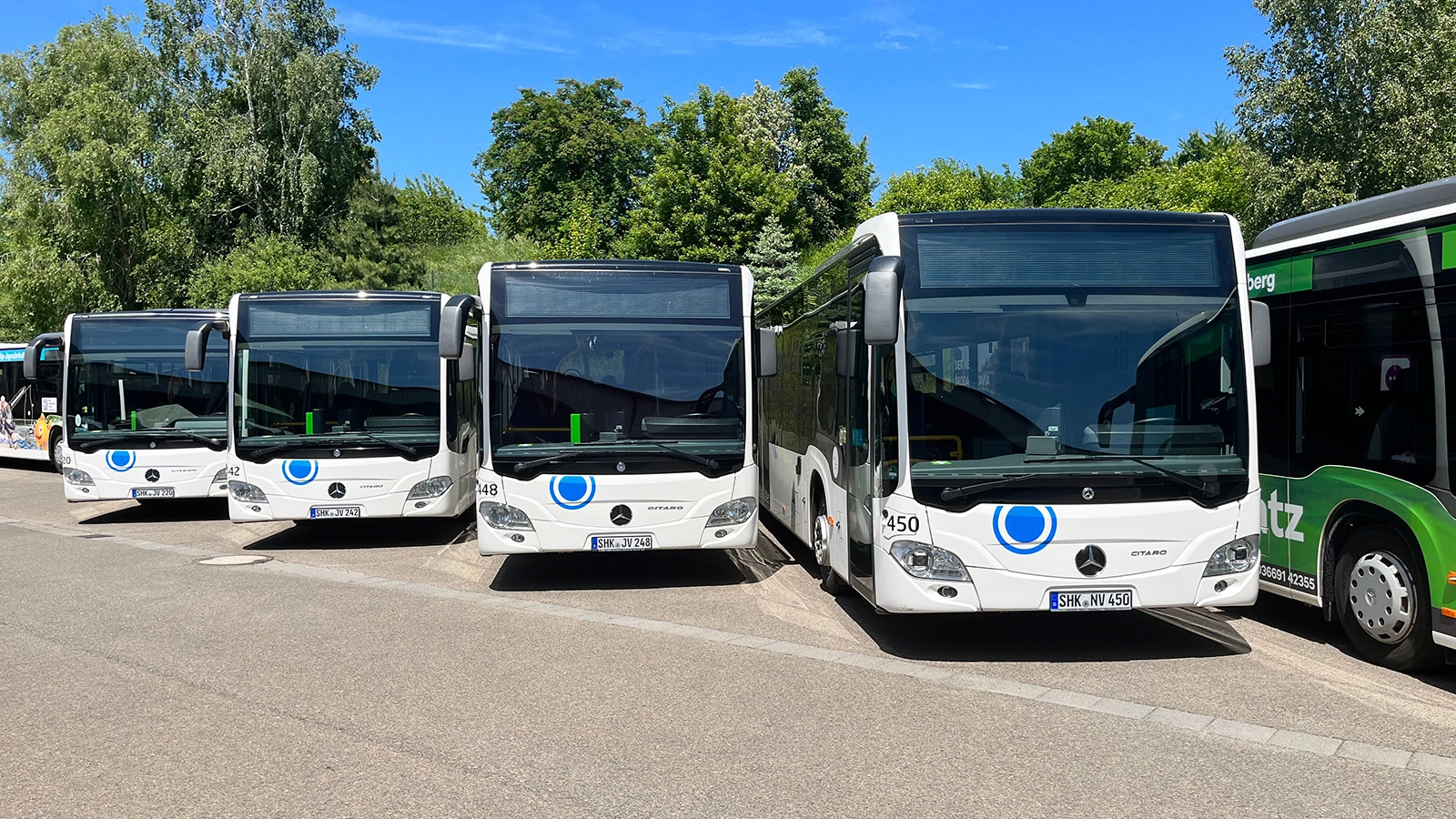 Busse beim Tag der offenen Tür beim JNV
