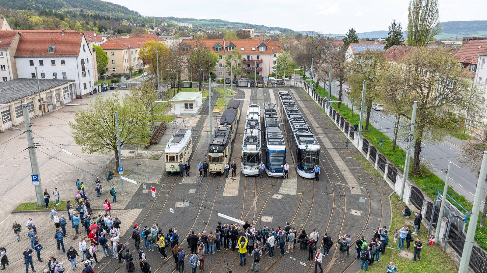 Übersicht über das Veranstaltungs- und Depotgelände mit zahlreichen Gästen.