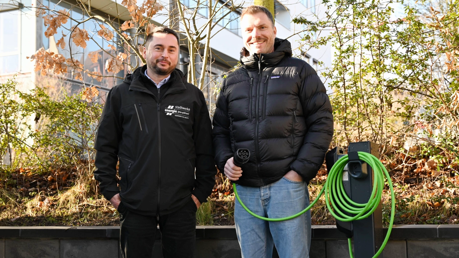 Im Bild v.l.n.r. Dennis Beyermann  von den Stadtwerken Jena mit unserem Kunden André Ortloff an der eigenen Wallbox.