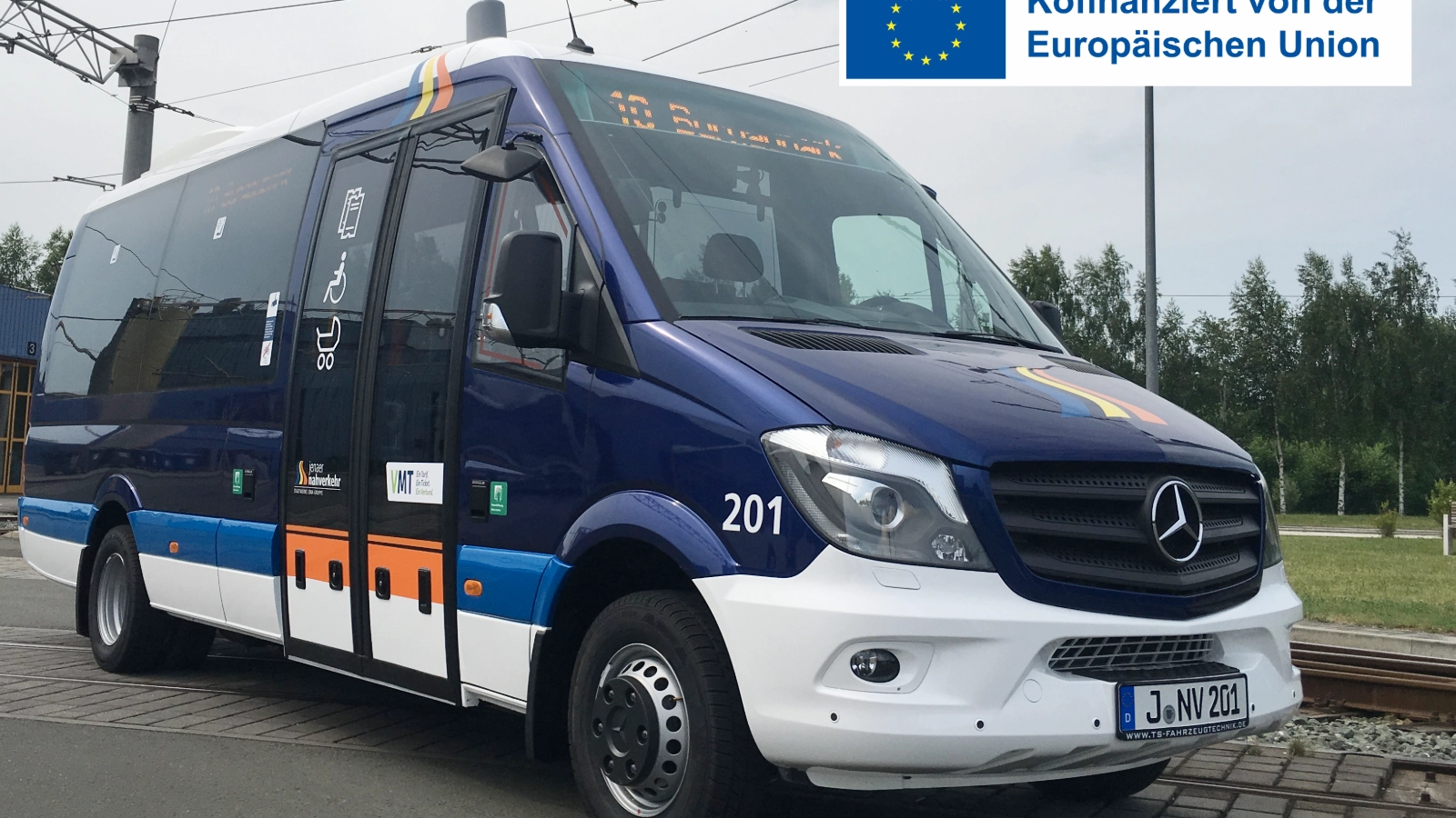 Archivbild: Midibus mit altem JNV Logo. EFRE-Logo im Bild.