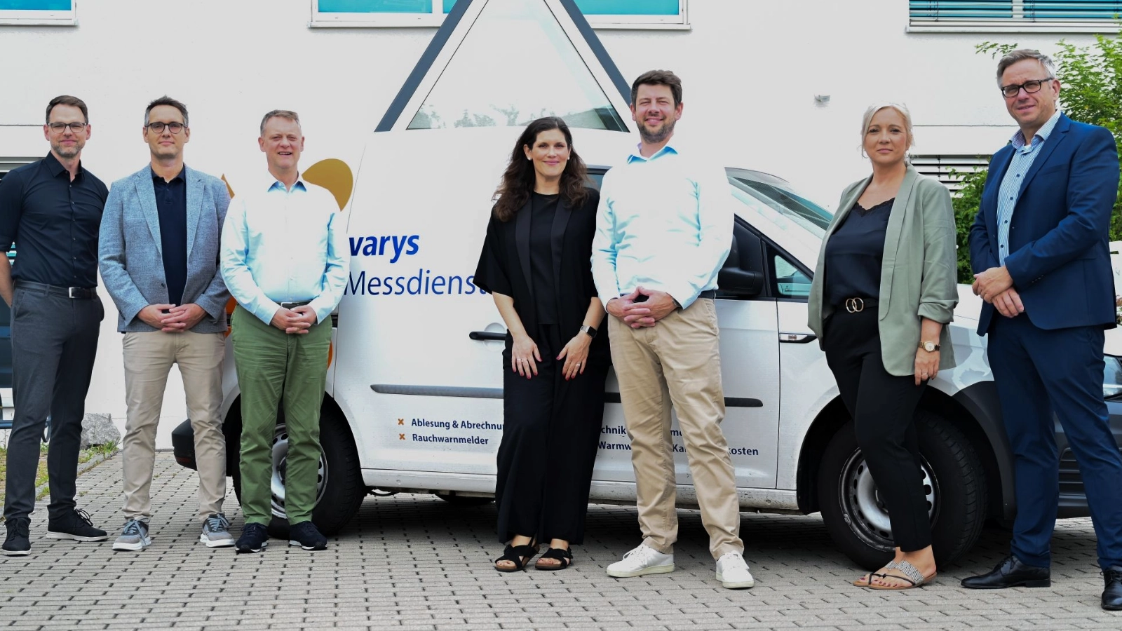 Freuen sich gemeinsam über den erfolgreichen Abschluss des Verkaufs: Björn Blossey, Geschäftsführer, varys. Gesellschaft für Software und Abrechnung mbH, Martin Jäschke, Generalbevollmächtigter und externer Berater, varys. Gesellschaft für Software und Abrechnung mbH, Frank Jung, Geschäftsführer, Officium GmbH, Bianca Luxen, Head of M&A, Officium GmbH, Christian Jeske, Geschäftsführer, varys. Gesellschaft für Software und Abrechnung mbH, Nadine Röse, Geschäftsführerin, Delta-t Messdienst & Consulting Rudolstadt GmbH und Andre Sack, Geschäftsführer, Stadtwerke Energie Jena-Pößneck GmbH (v.l.n.r.) 