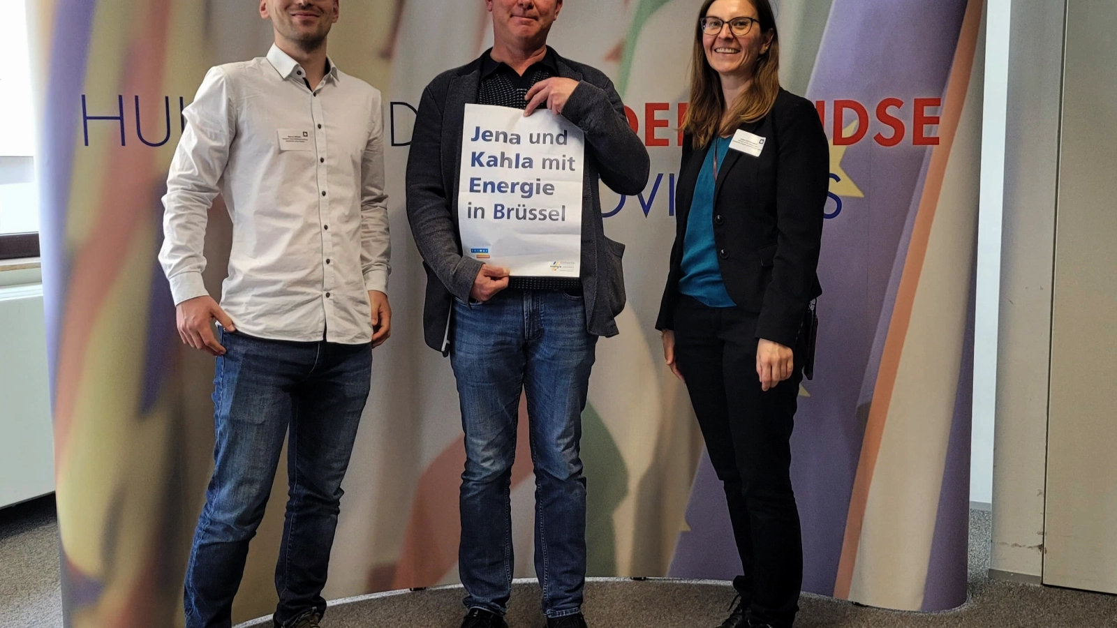Jena und Kahla gemeinsam in Brüssel, um innovative Wärmeprojekte der Region zu präsentieren (v.l.n.r.): Marcus Wöckel, Stadtwerke Energie, Sebastian Liebetrau, Hauptamtsleiter der Stadt Kahla, Isabel Kretschmer, Stadtwerke Energie.  