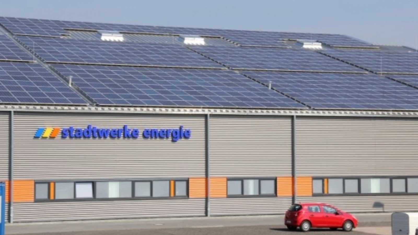 2014: Das Dach der Sparkassen-Arena wird mit einer PV-Anlage bestückt.