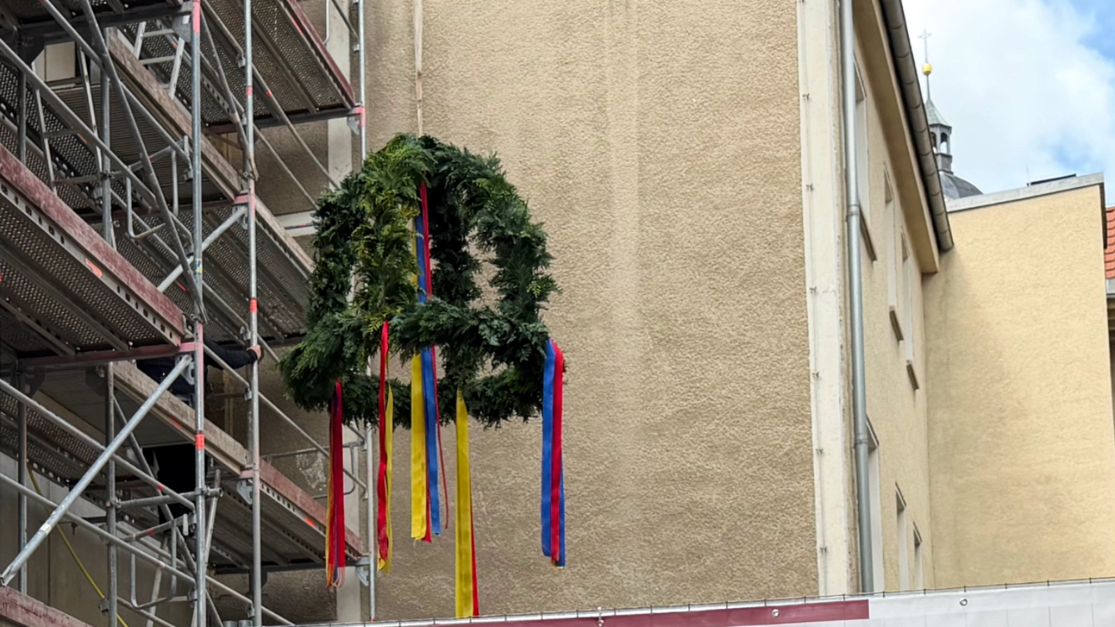 Richtkrone zum neuen Saaltor