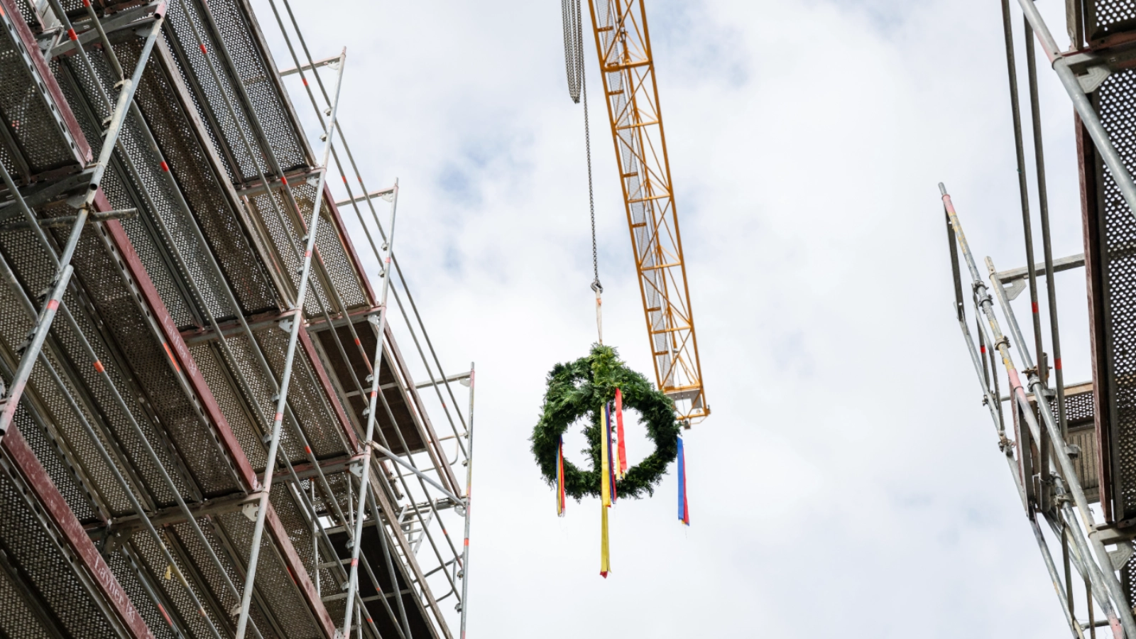 Richtkrone zum neuen Saaltor