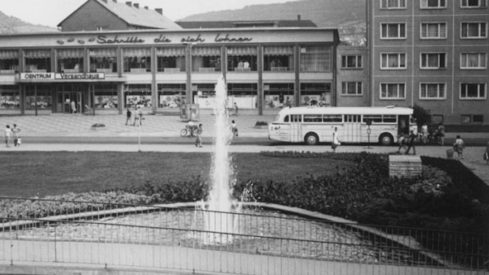 Ikarus-Bus am Kieshügel um 1970/71.