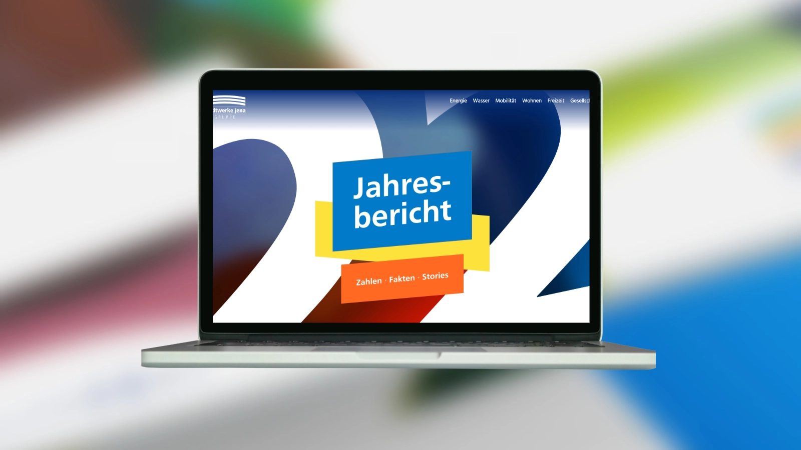 Ein Laptop zeigt die Startseite des Jahresberichts 2022.