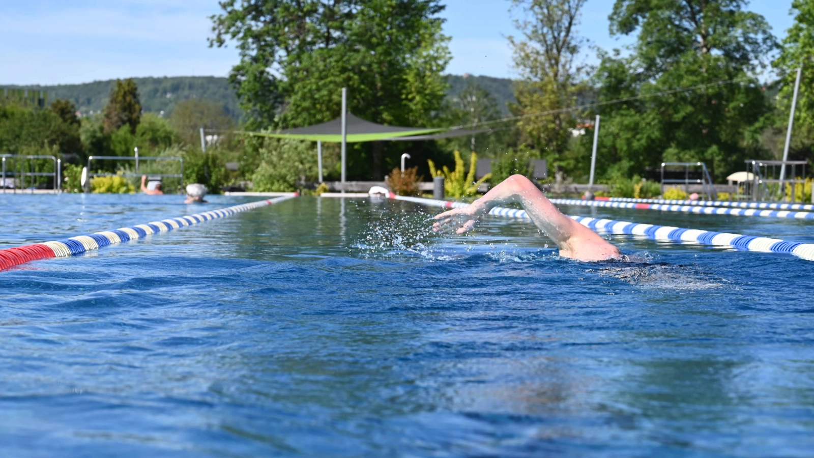 Ein Person schwimmt im Ostbad