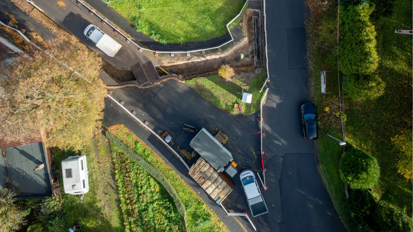Im Wernburger Weg laufen unsere Tiefbauarbeiten zur Erweiterung des Fernwärmenetzes bereits auf Hochtouren.