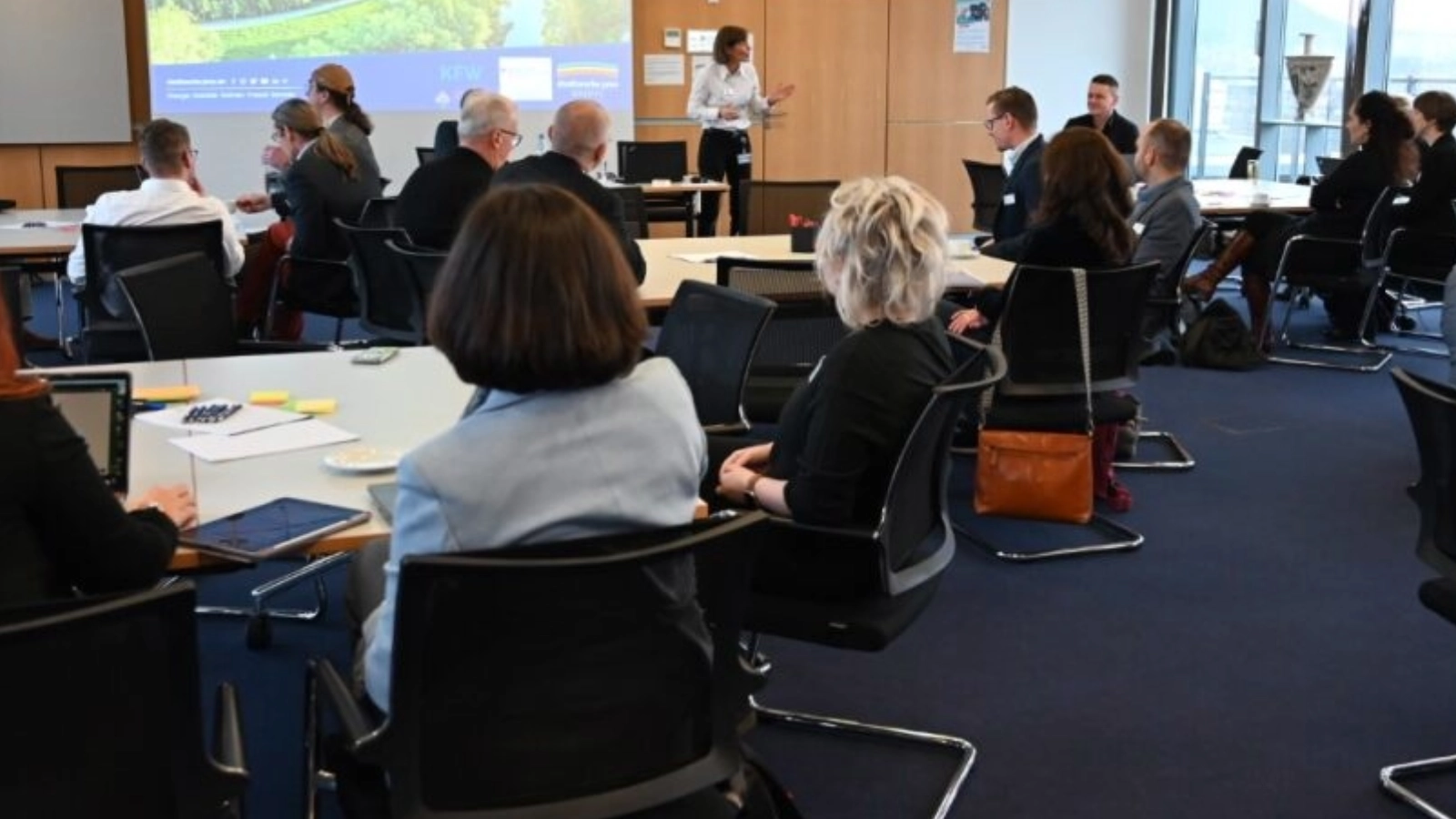 Eine Gruppe von Menschen während des Innovationsworkshops