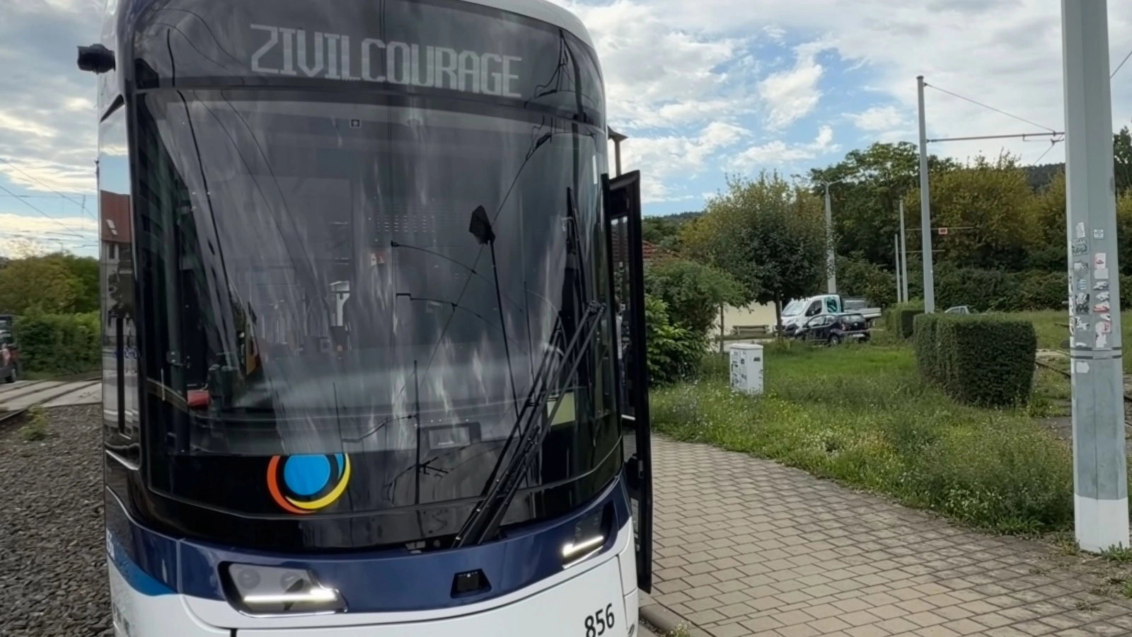Straßenbahn mit Schriftzug „Zivilcourage“ bei Aktion des Jenaer Nahverkehrs.