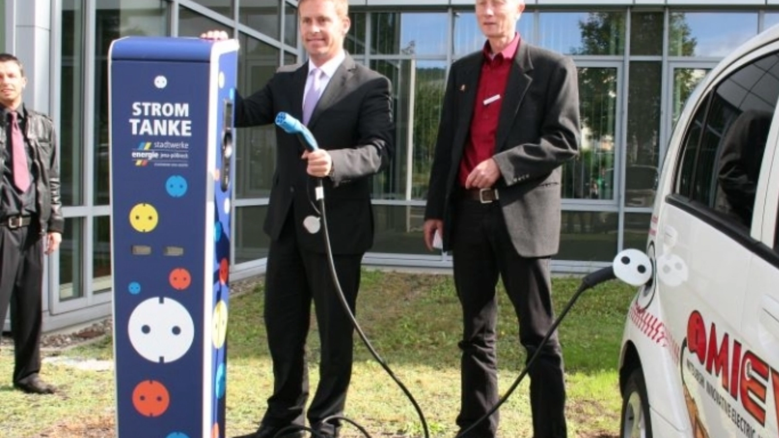 2011: Am Stadtwerke-Haus eröffnen wir die erste öffentliche Ladestation für Elektroautos.