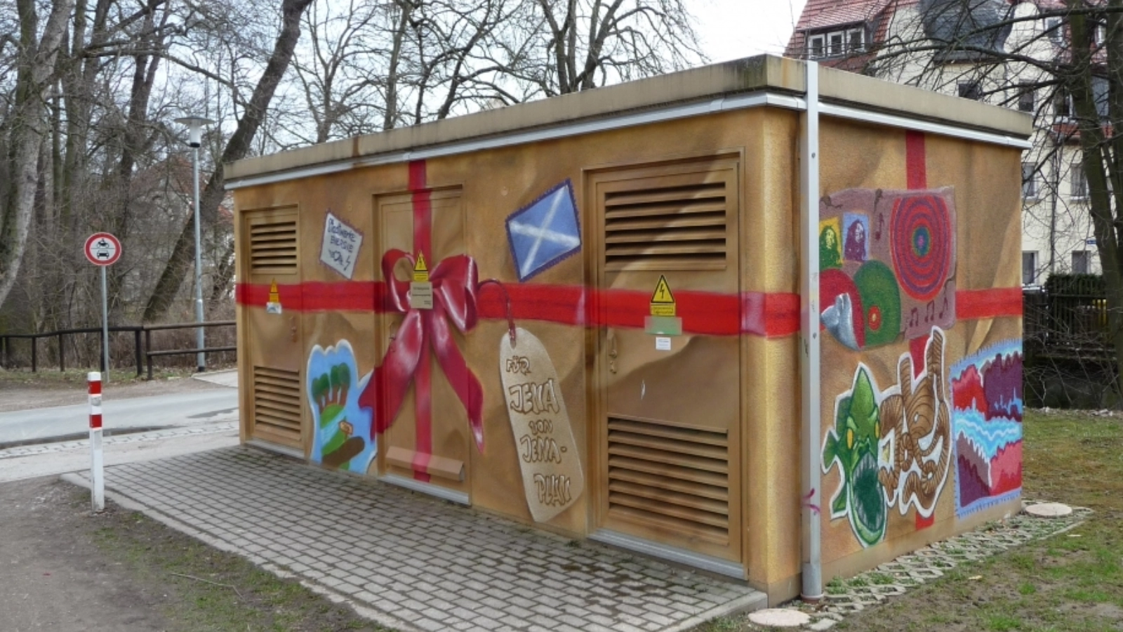 Die Anlage in der Sickingenstraße ist wie ein Geschenk bemalt worden.