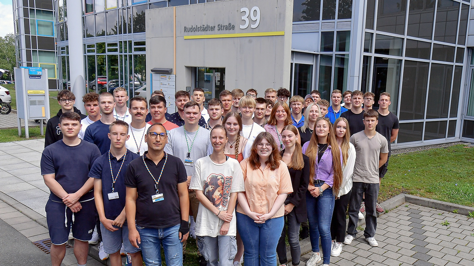 40 Azubis und Studierende vor dem Hauptgeschäftsgebäude der Stadtwerke Jena Gruppe