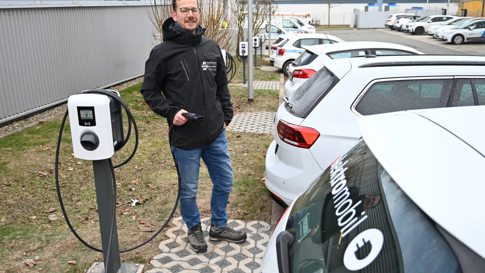 Projektleiter Andreas Well an den neuen Ladepunkten auf dem Mitarbeiterparkplatz an der Rudolstädter Straße.
