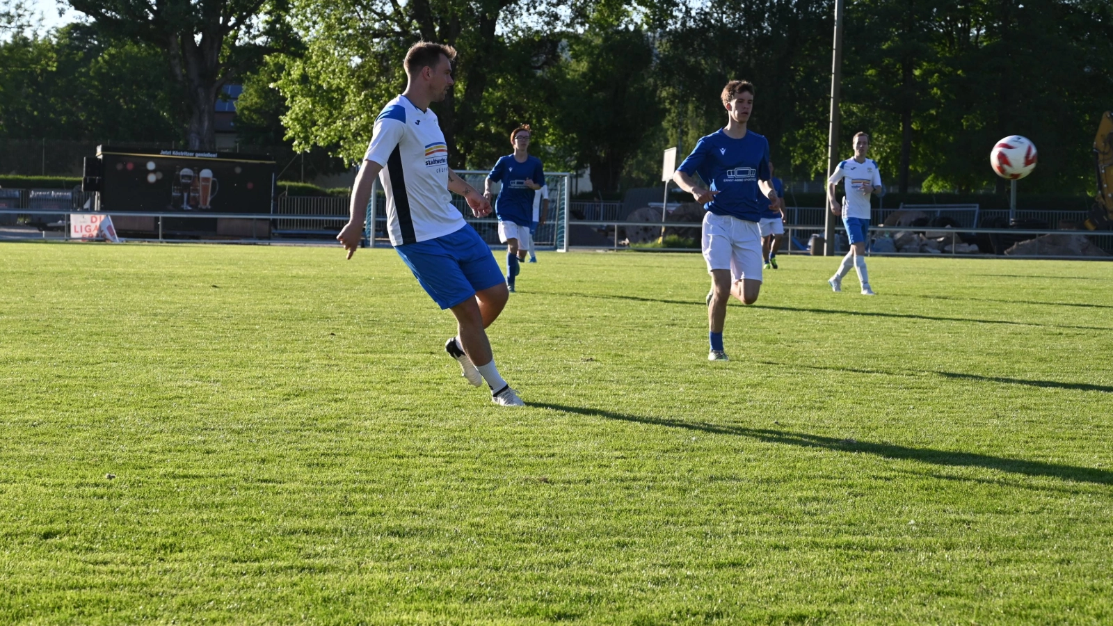 Ein Spieler schlägt eine Flanke. 