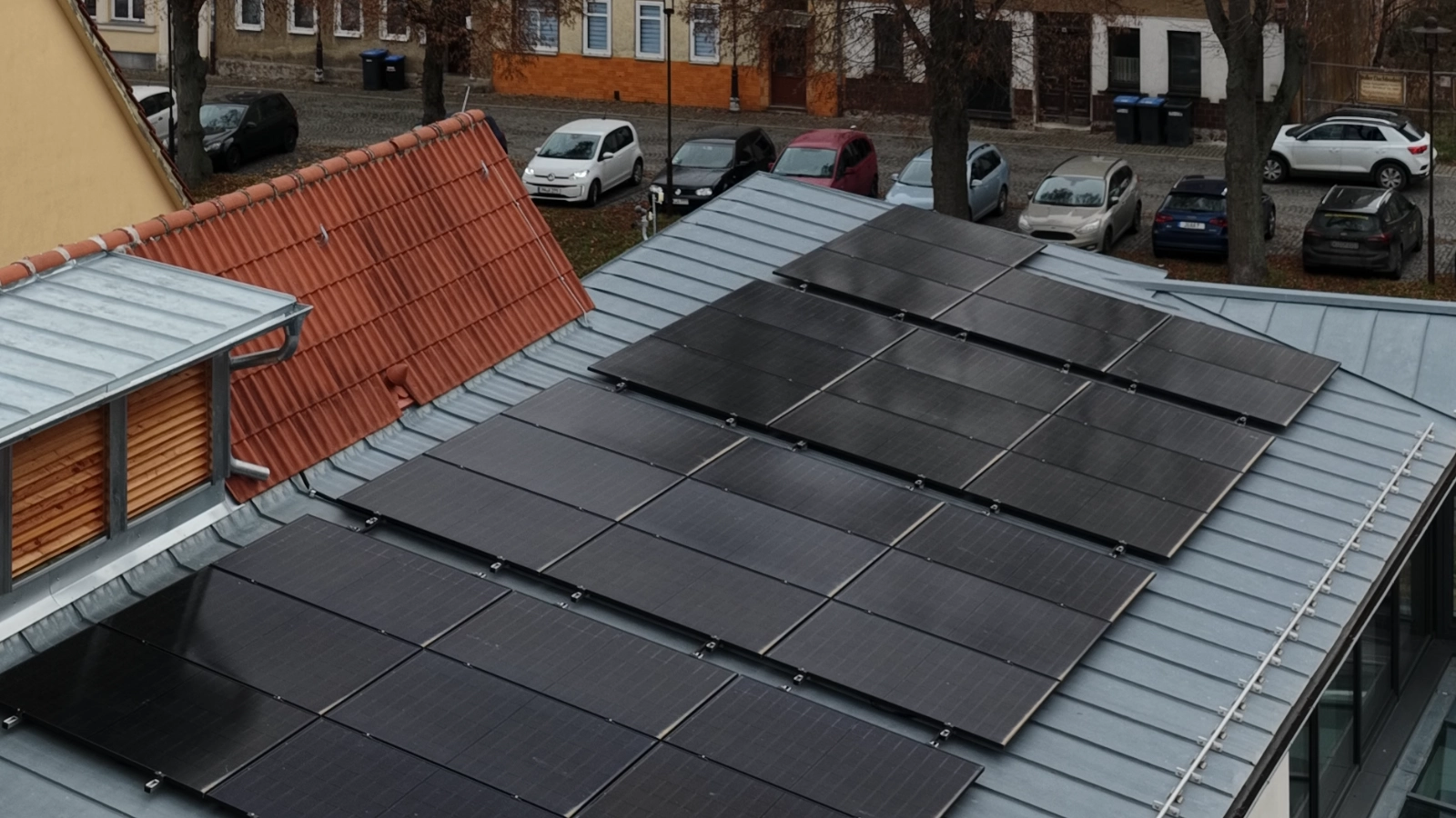 Das Museumsdach mit der PV-Anlage aus der Vogelperspektive