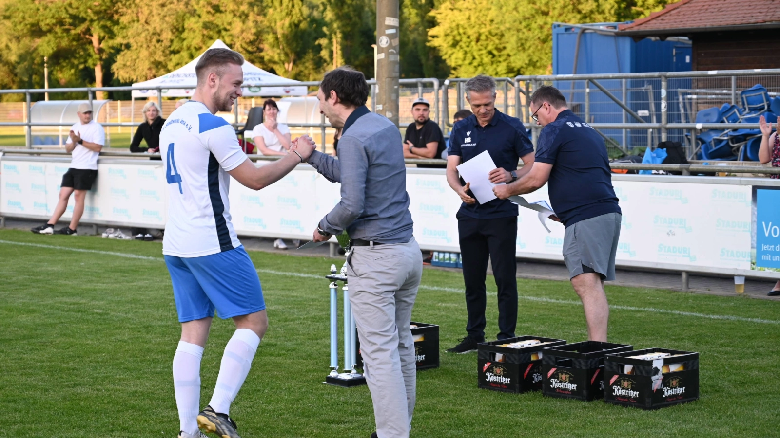 Ein Spieler der Stadtwerke Jena -Mannschaft nimmt an der Siegerehrung teil. 