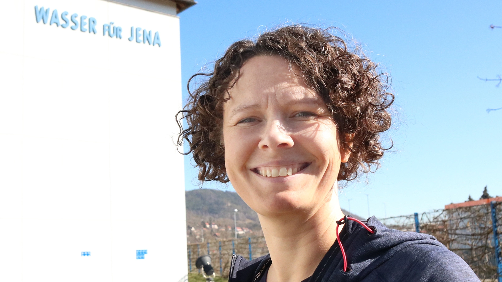 Qualitätsingenieurin Trinkwasser Franziska Ihle vor dem Wasserwerk in Jena-Burgau