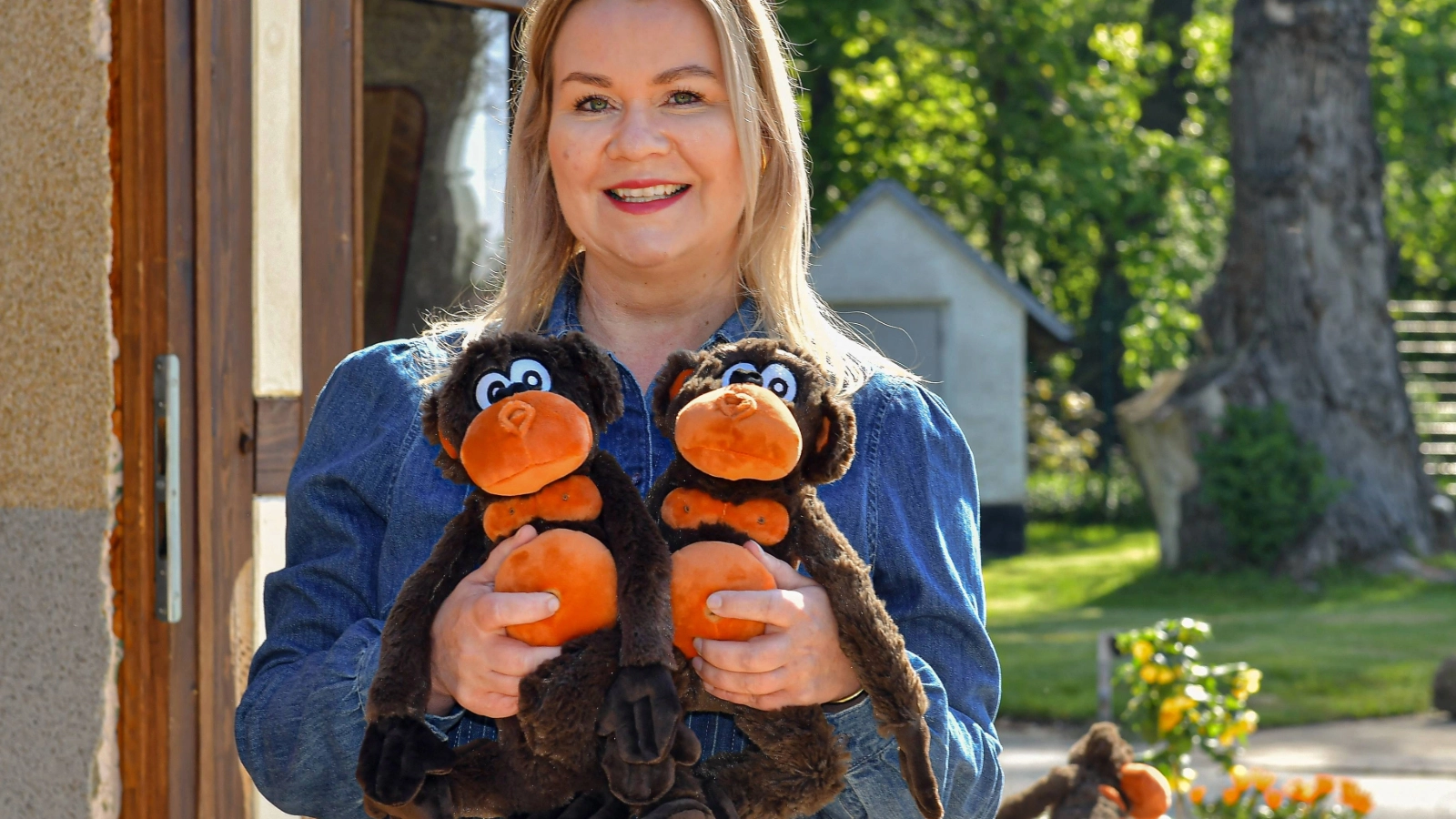Geschäftsführerin Susan Zetzmann mit den Maskottchen der Jenaer Bäder für die ersten „kleinen“ Gäste der Saison. © Jener Bäder; J. Scheere