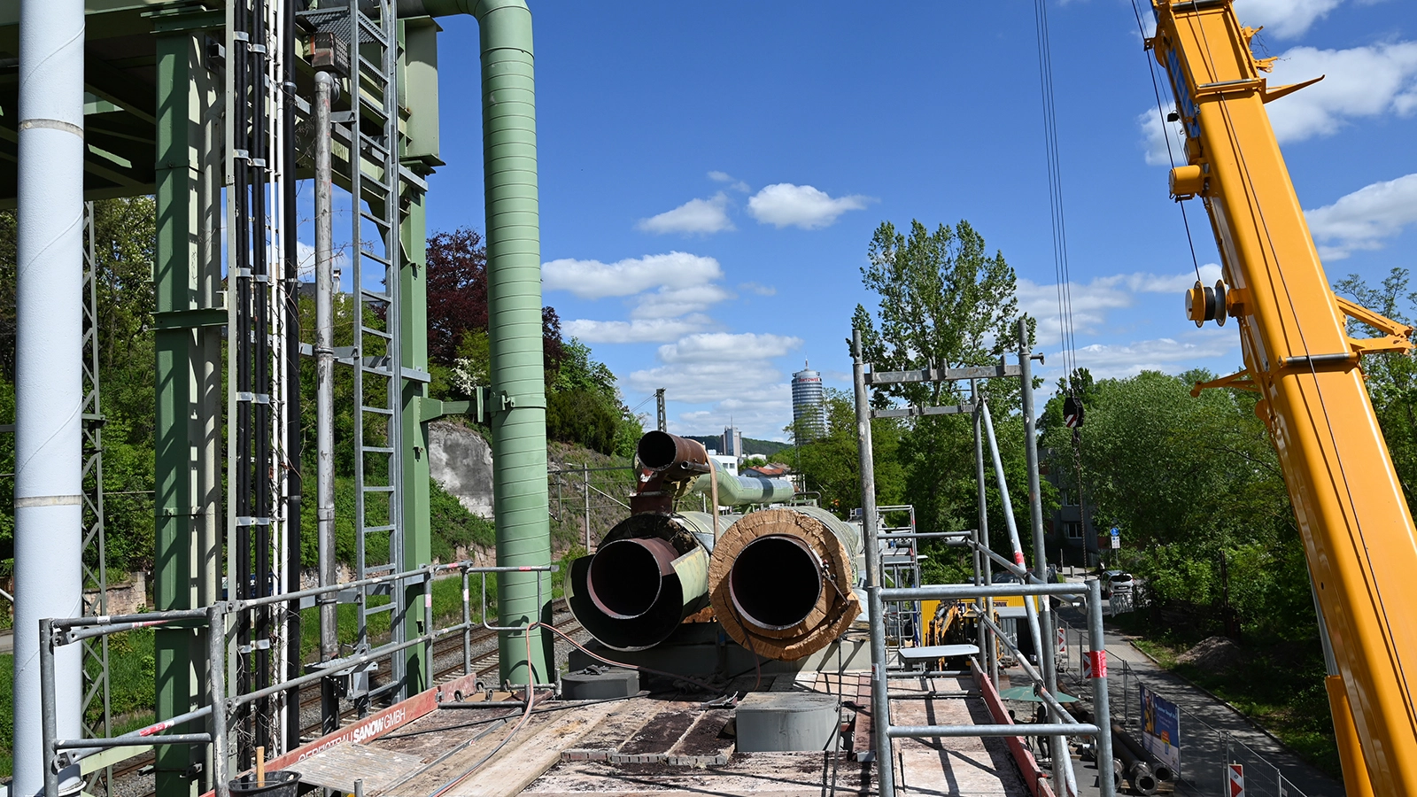 An der Rohrbrücke im Burgauer Weg werden nicht mehr benötigte Fernwärmeleitungen demontiert.