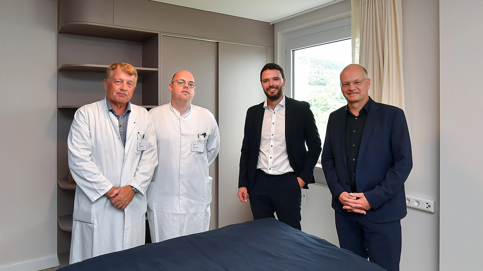 Gruppenbild im Innenraum des smarten Quartiers