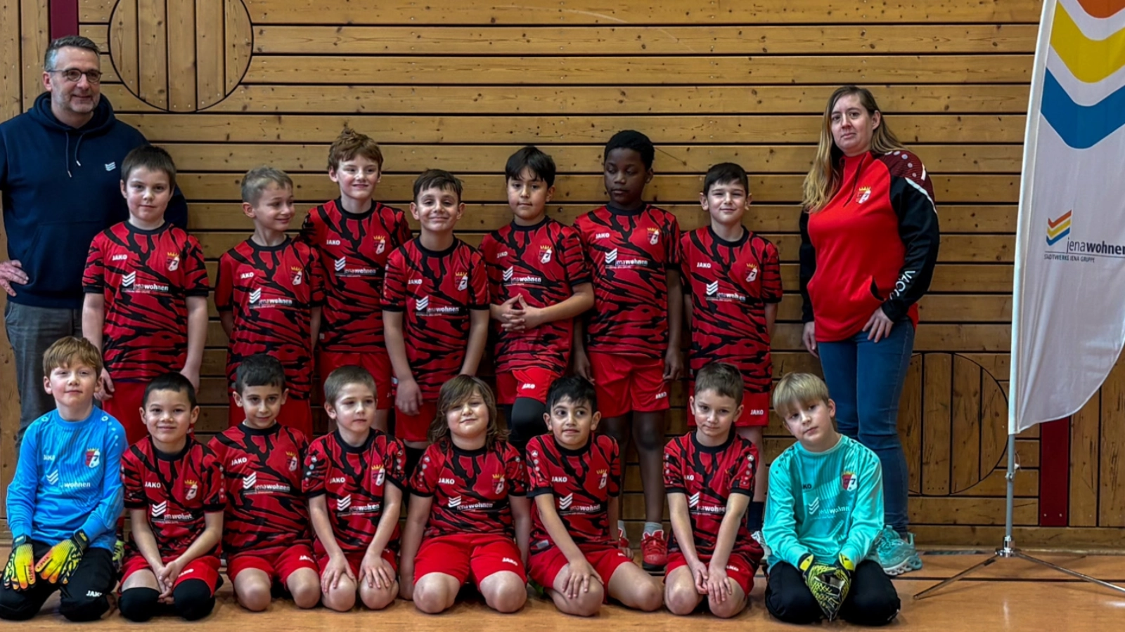 Mannschaftsbild des SV Lobeda 77 mit neuen jenawohnen Trikots