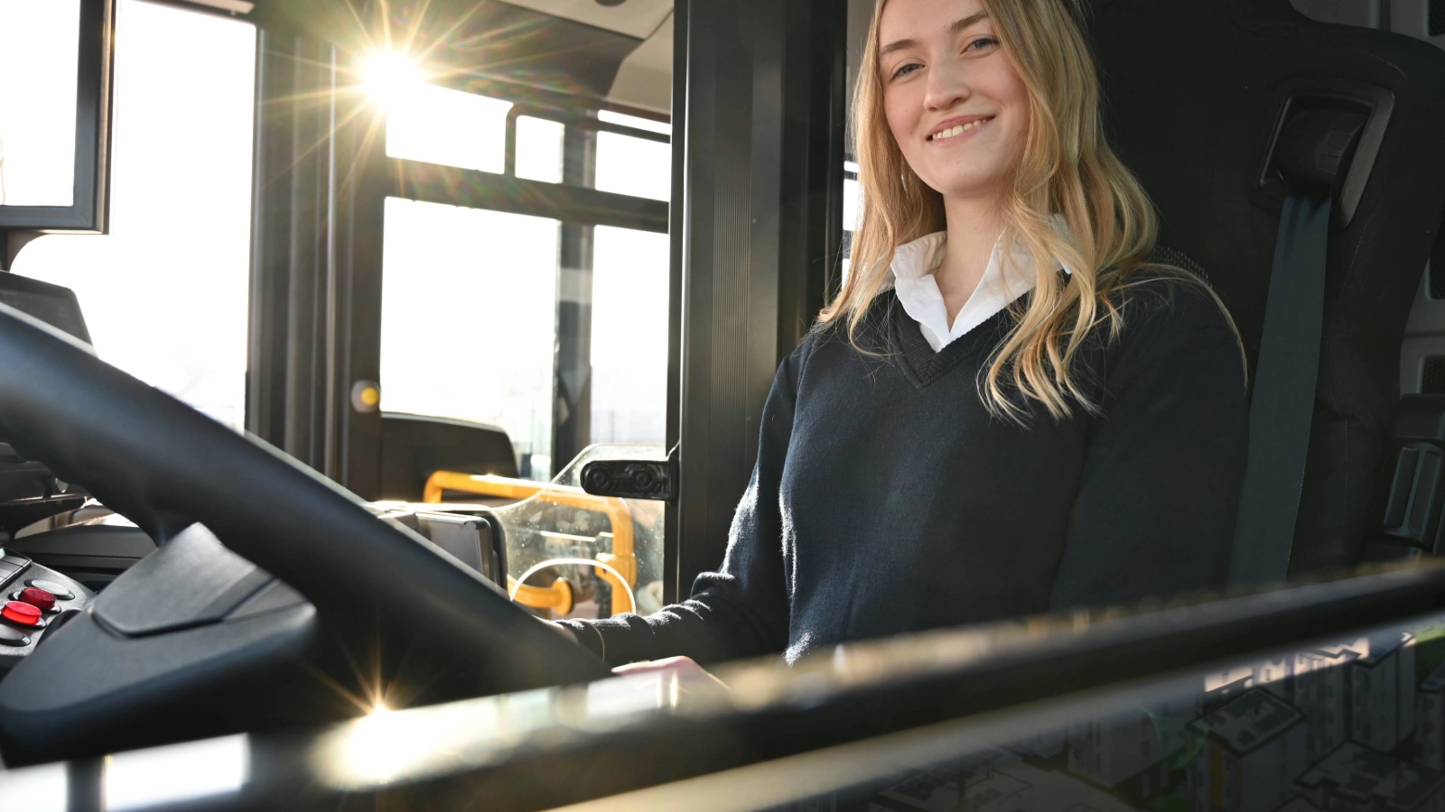 Caroline-Marie startet als Fachkraft im Fahrbetrieb durch.