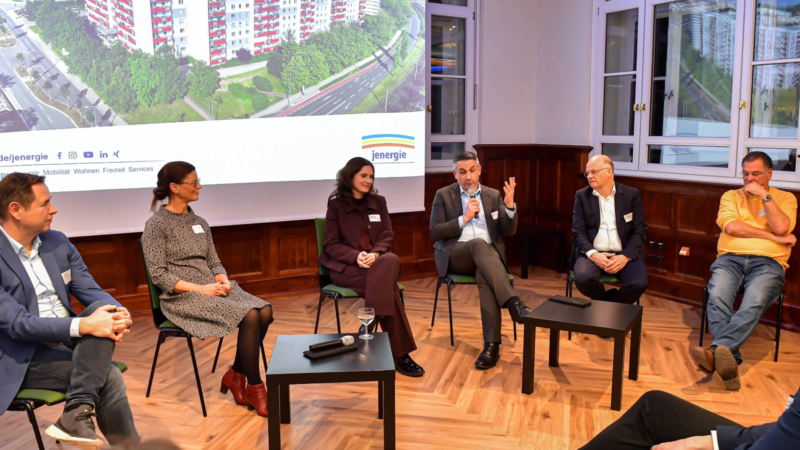 Podiumsdiskussion: Abschluss mit Ausblick: Bei der Fachtagung „Platte der Zukunft“ im Volkshaus Jena zogen Projektpartner des Smarten Quartiers Jena-Lobeda Bilanz und diskutierten, wie sich die im Quartier erprobten Lösungen künftig übertragen lassen.  