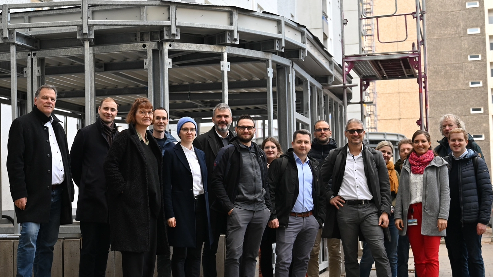 Das Reallabor der Energiewende JenErgieReal ist ein interdisziplinär arbeitendes Verbundprojekt, gefördert vom Bundesministerium für Wirtschaft und Energie. Im Modellquartier in Lobeda-Ost besichtigten die Projektpartner die Baufortschritte.