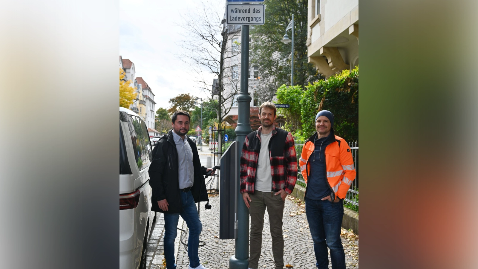 Haben gemeinsam den ersten öffentlichen Laternenlader im Jenaer Damenviertel umgesetzt: Dennis Beyermann von den Stadtwerken Energie, Markus Thürling vom Fachdienst Mobilität der Stadt Jena und Matthias Weitsch vom Kommunalservice Jena.