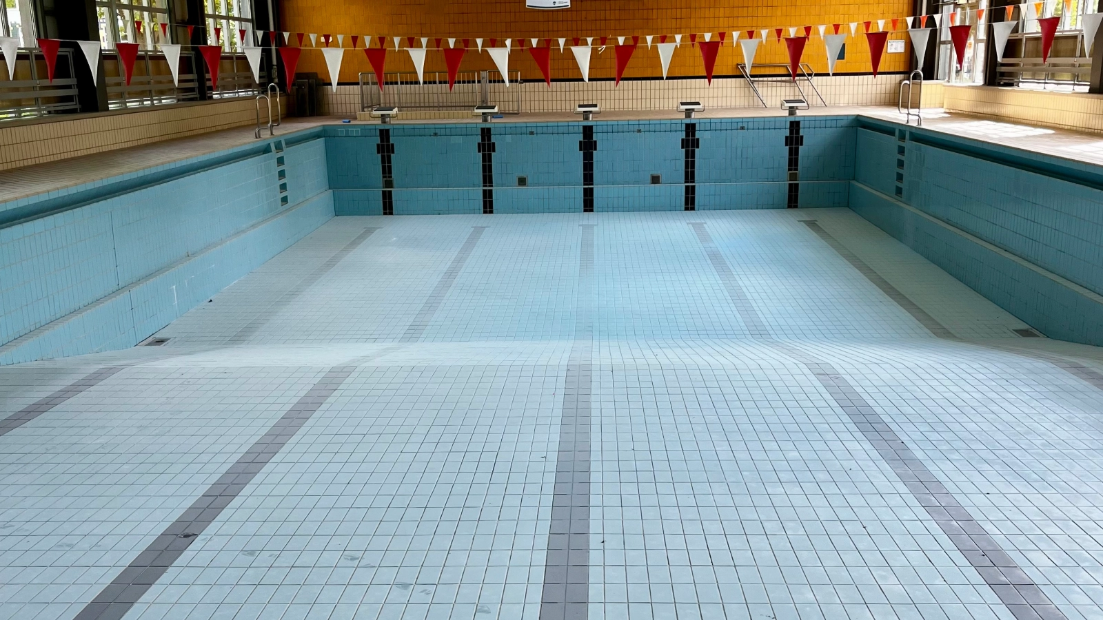 Blick in das leere Becken der ehemaligen Schwimmhalle Lobeda-West.