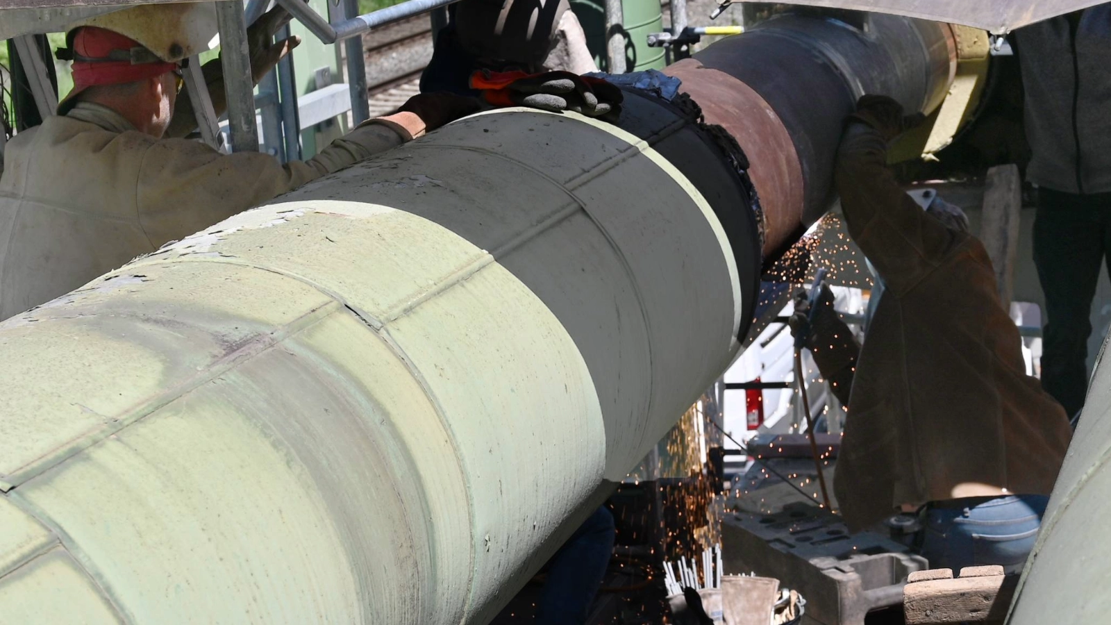 Die Arbeiten am Fernwärmenetz im Bereich der Rohrbrücke am Burgauer Weg konnten schneller abgeschlossen werden. 