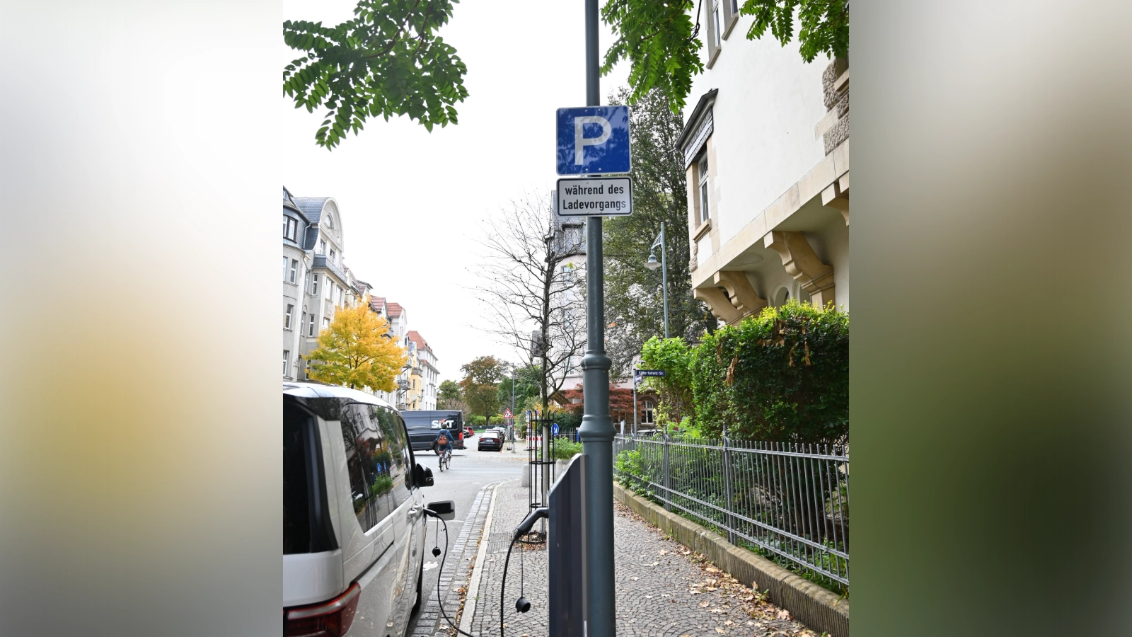 Vor dem Ladepunkt steht ein großzügiger Stellplatz bereit, der auch für größere Fahrzeuge wie E-Transporter geeignet ist. 