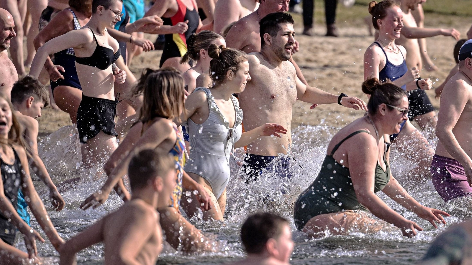 Während am Ufer bereits frühlingshafte Temperaturen herrschten, wartete im Schleichersee noch echtes Frischegefühl