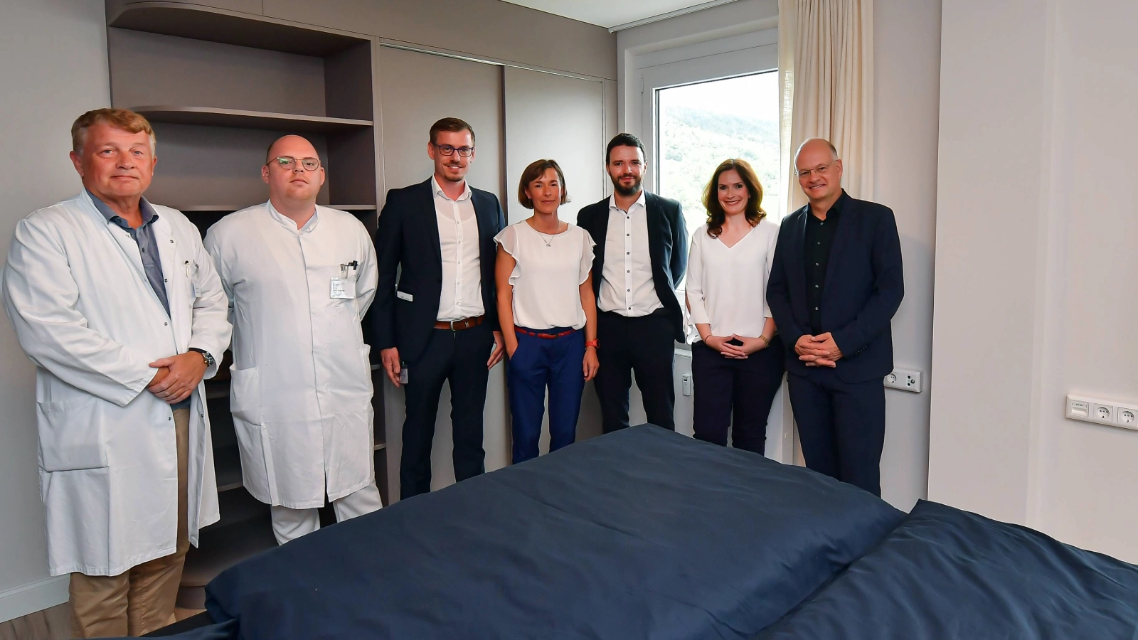 Bei der Präsentation der Gesundheitsapartments im Smarten Quartier Jena Lobeda (v.l.): Prof. Dr. Utz Settmacher, Prof. Dr. Felix Dondorf,  Leiter der Stabsstelle Projektsteuerung Stefan Albert, Referentin der Geschäftsführung Mandy Steinbrück, Benjamin Koppe, Smart City Beauftragte Dorothea Prell und Tobias Wolfrum.