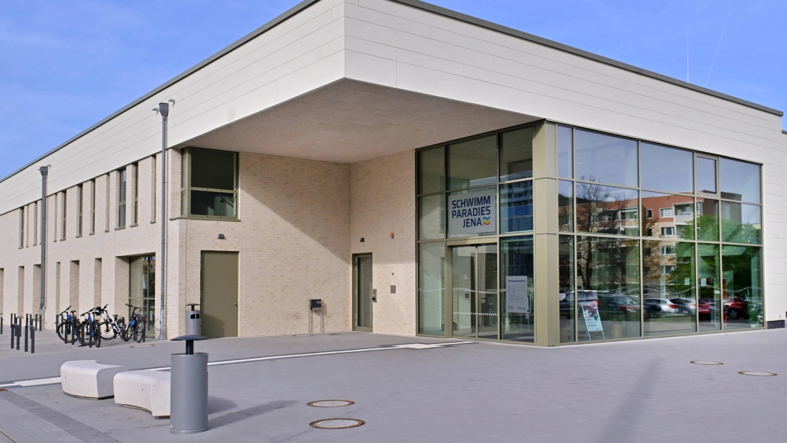 Außenansicht des Schwimmparadies Jena 