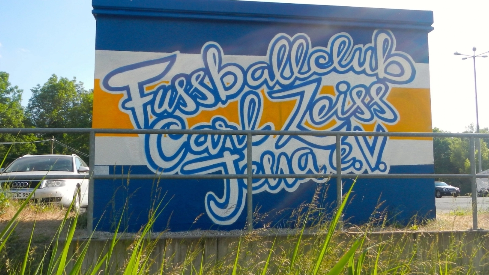 In den Farben der Stadt Jena und des FC Carl Zeiss Jena leuchtet die Anlage am Stadionparkplatz.