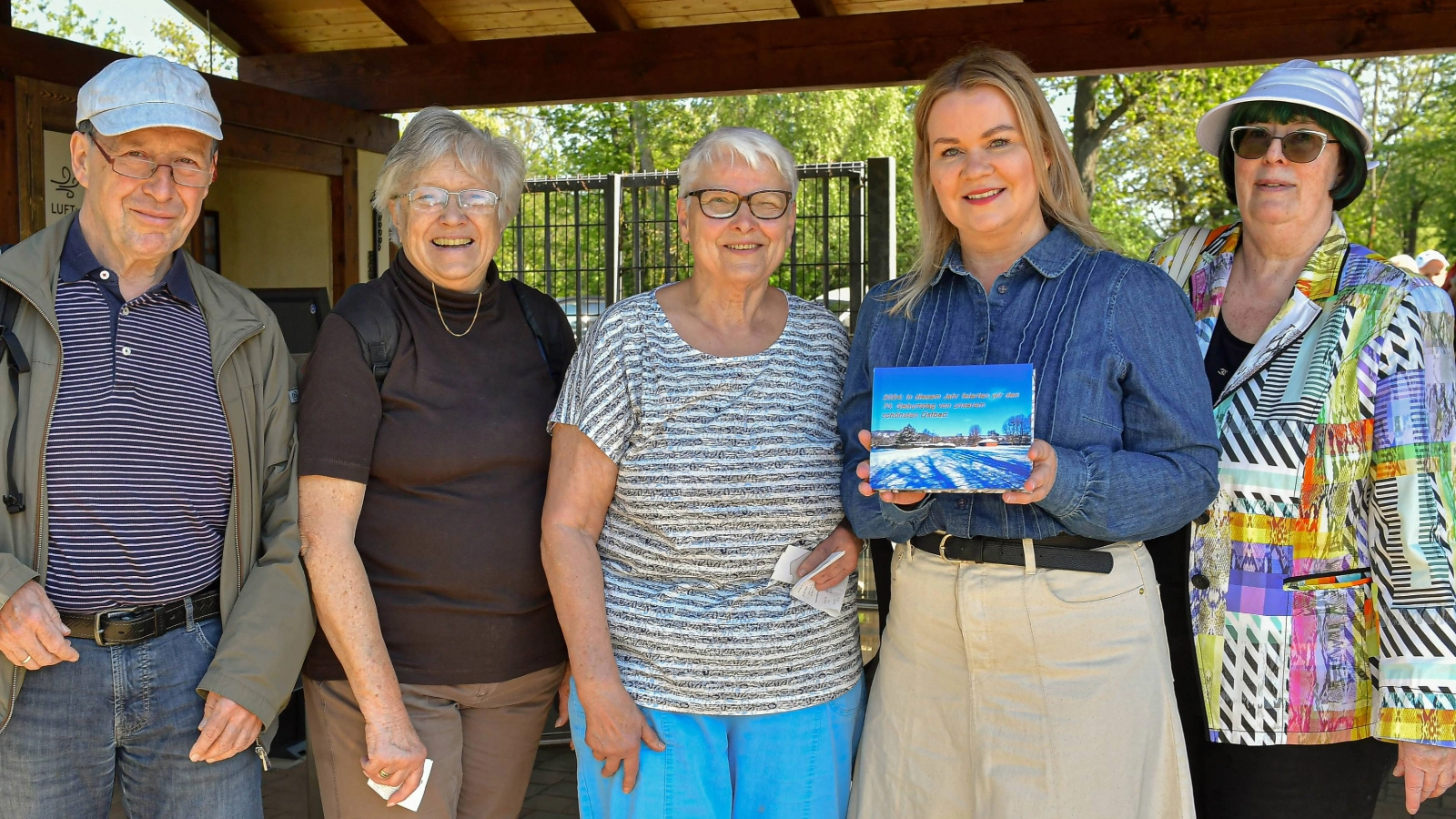 Ausnahmsweise mal im Südbad zu Gast: Die Stammgäste des Ostbades überraschten Bäderchefin Susan Zetzmann mit einem Fotobuch der Saison 2024. © Jener Bäder; J. Scheere