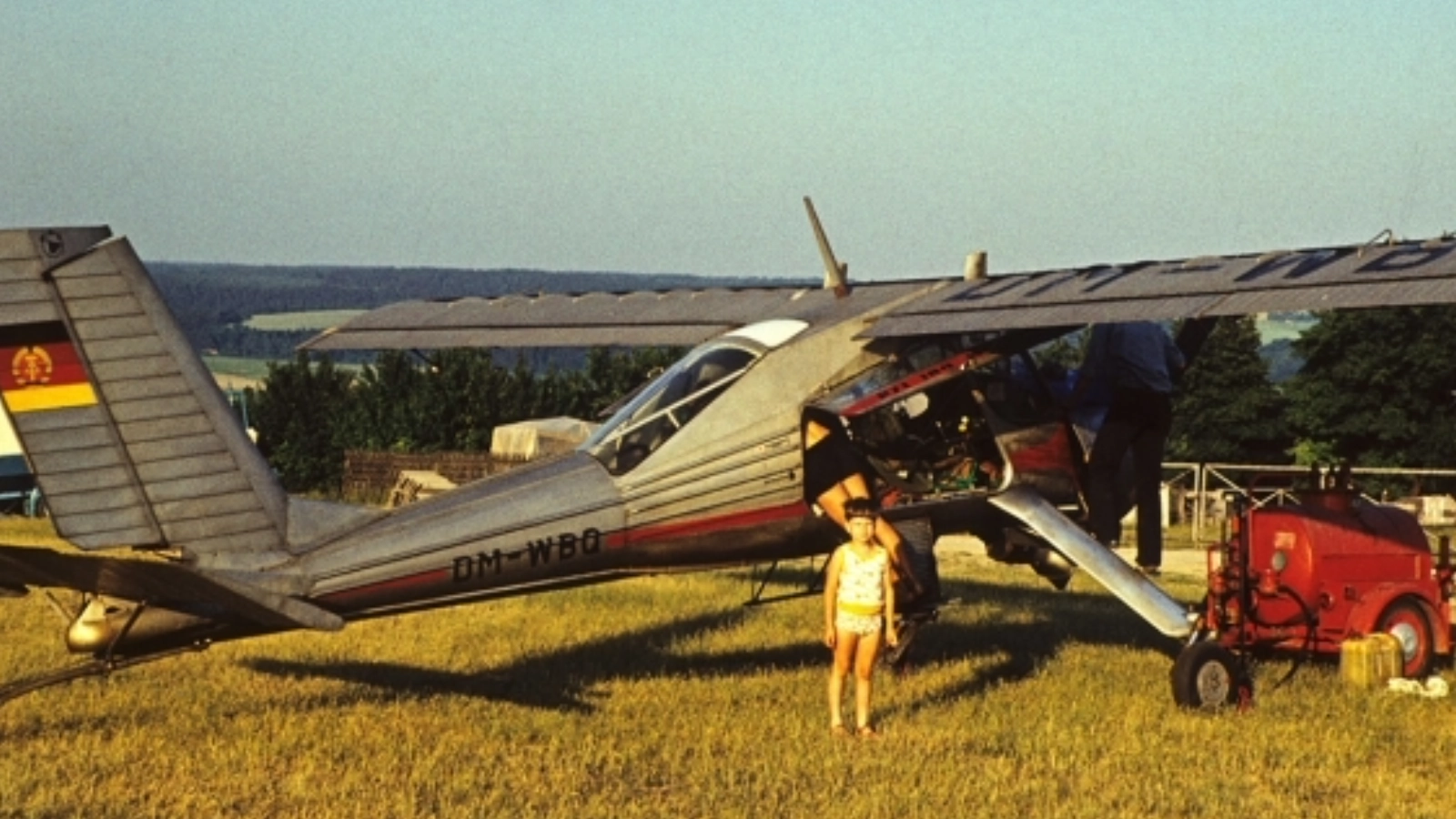 Ulf Wackernagel 1975 als Fünfjähriger vor einer PZL 104 „WILGA“ 35, die auch heute noch am Flugplatz Schöngleina zum Schlepp von Segelflugzeugen eingesetzt wird.