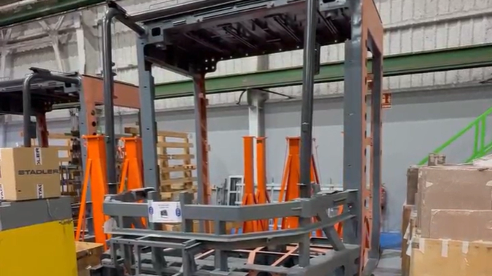 So sieht die Karosserie einer Multigelenk-Straßenbahn aus: Im Werk des Straßenbahnherstellers Stadler in Valencia hat die Produktion von neun weiteren Lichtbahnen begonnen. Hier sind erste Wagenteile im Rohbau zu erkennen. 