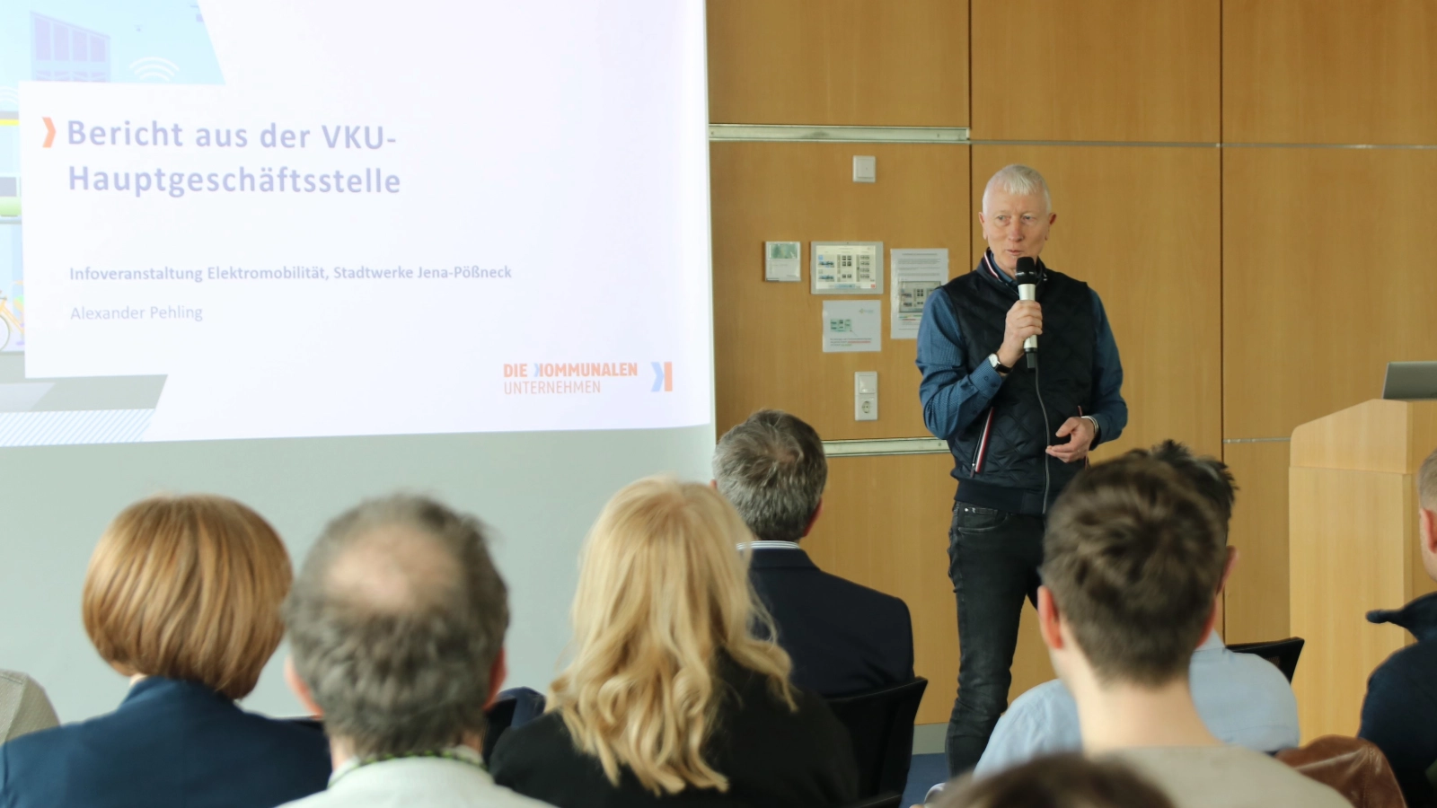 Matthias Stüwe von den Stadtwerken Energie eröffnet den landesweiten Austausch zur Elektromobilität.