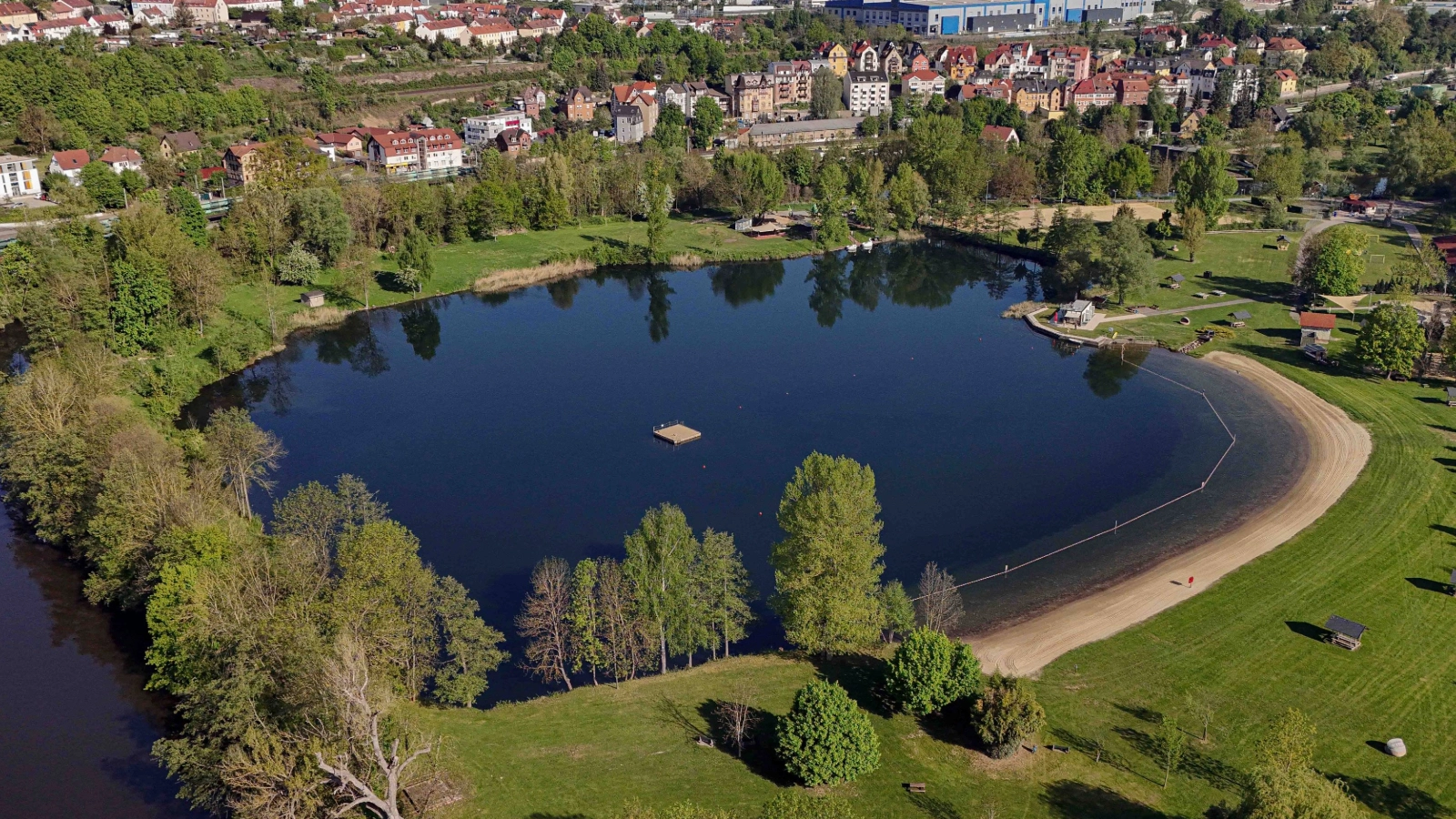 Das „Paradies mitten im Paradies“ – das Jenaer Südbad, idyllisch gelegen und doch mitten in der Stadt. Drohnenaufnahme © Jener Bäder; J. Scheere