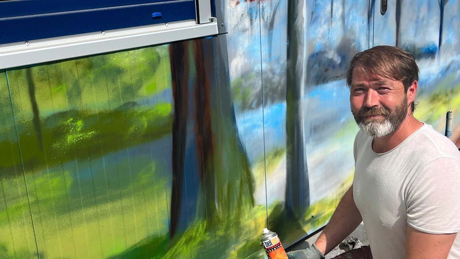 Graffiti-Künstler Michael Drosdek arbeitet an letzten Feinheiten für seine Kunstwerke an Stromversorgungsanlagen und Funktionsgebäude. 