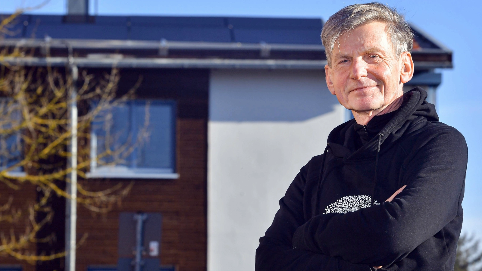 Till Noack, einer der Gründer und ehemaliger Geschäftsführer der Stadtwerke Energie, steht vor seinem Haus.
