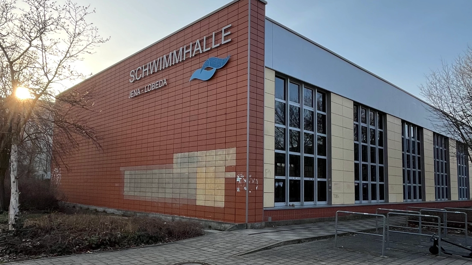 Ehemalige Schwimmhalle Lobeda-West von Außen.