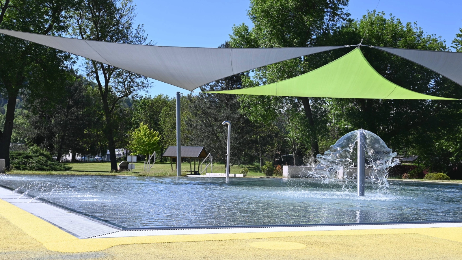 Ein kleines Wasserbecken im Ostbad