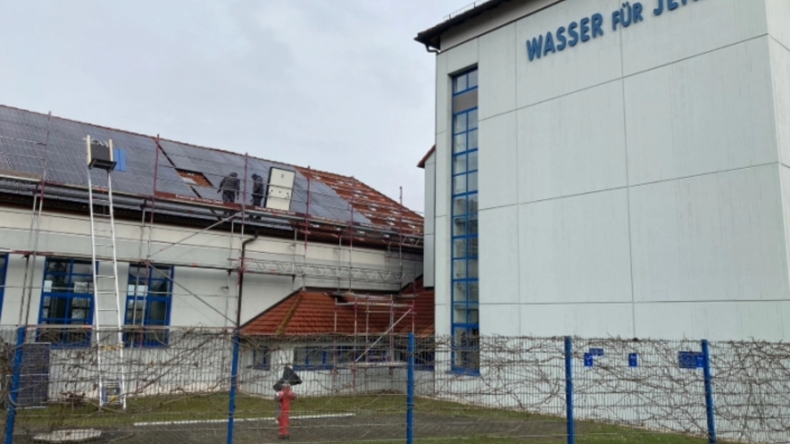 2020: Das Wasserwerk Burgau wird mit Solarmodulen bestückt.