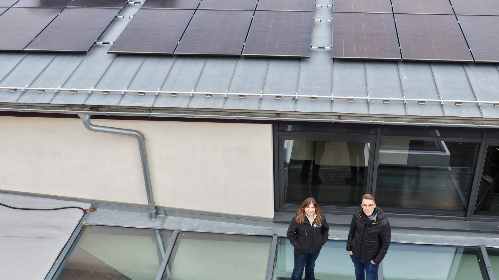 Franziska Spitzweg und Robert Radicke auf dem Museumsdach mit der PV-Anlage