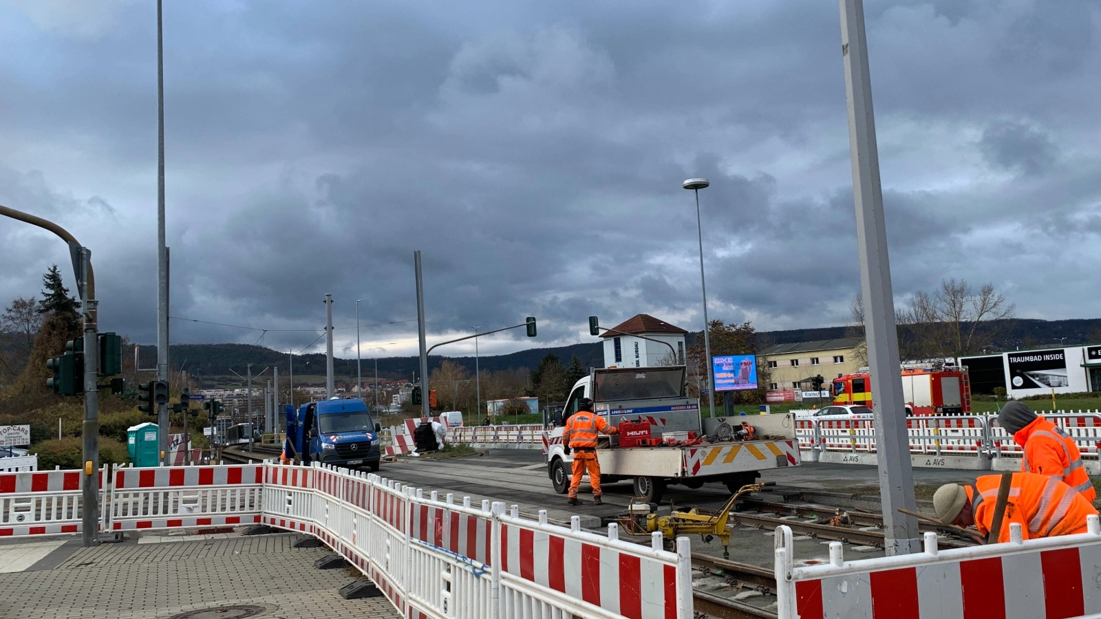 Möglich machen das kurzfristige Änderungen im Bauablauf. Unter anderem werden nun – anders als ursprünglich geplant – die Arbeiten zur Erneuerung der Oberleitungen und zum Rückbau der Bauweichen in Nachtarbeit an den drei Tagen vor der Verkehrsfreigabe erledigt.